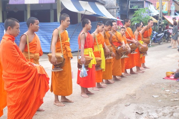 Les moines dans la ville de Vang Vieng 