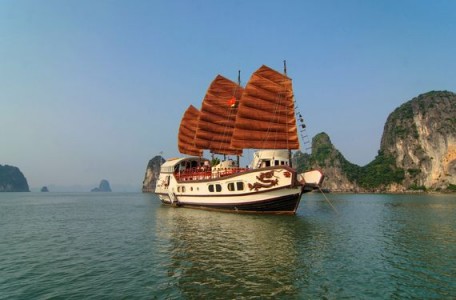 Crucero en la bahia de Bai Tu Long con Indochina junco