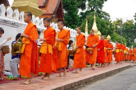 défilé des moines au Laos