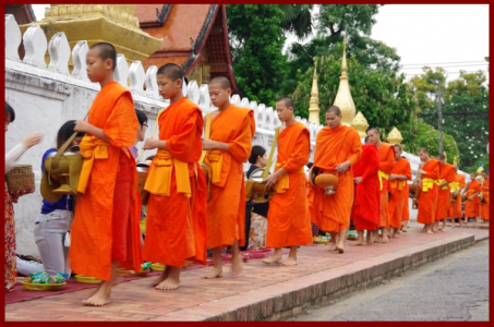 Voyage au Vietnam Laos, defile des moines au Laos