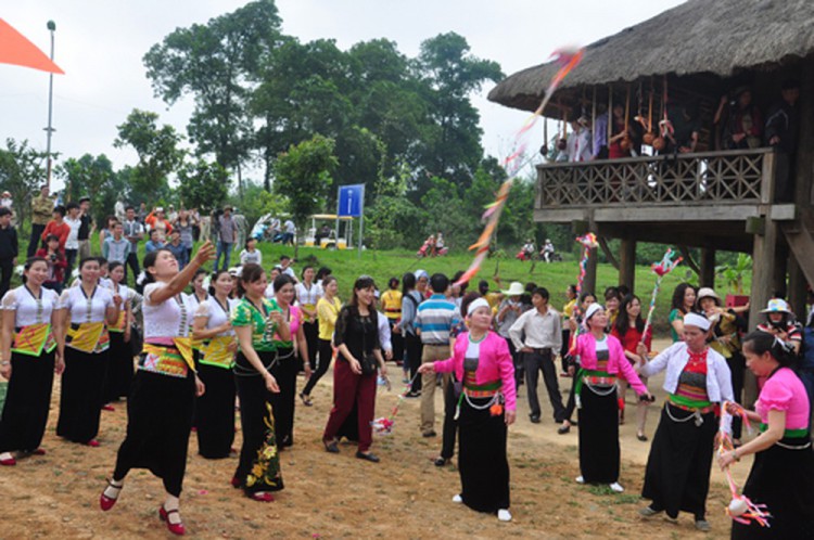 Lancement de boule de Con, jeu traditionel chez les ethnies minoritaires après le Tet