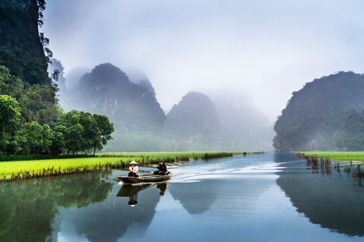 A sampan journey in the Tam Cốc - Bích Động landscape