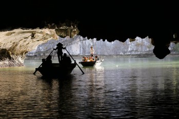 Balade en sampan pour visiter la grotte tunnel Sang Toi