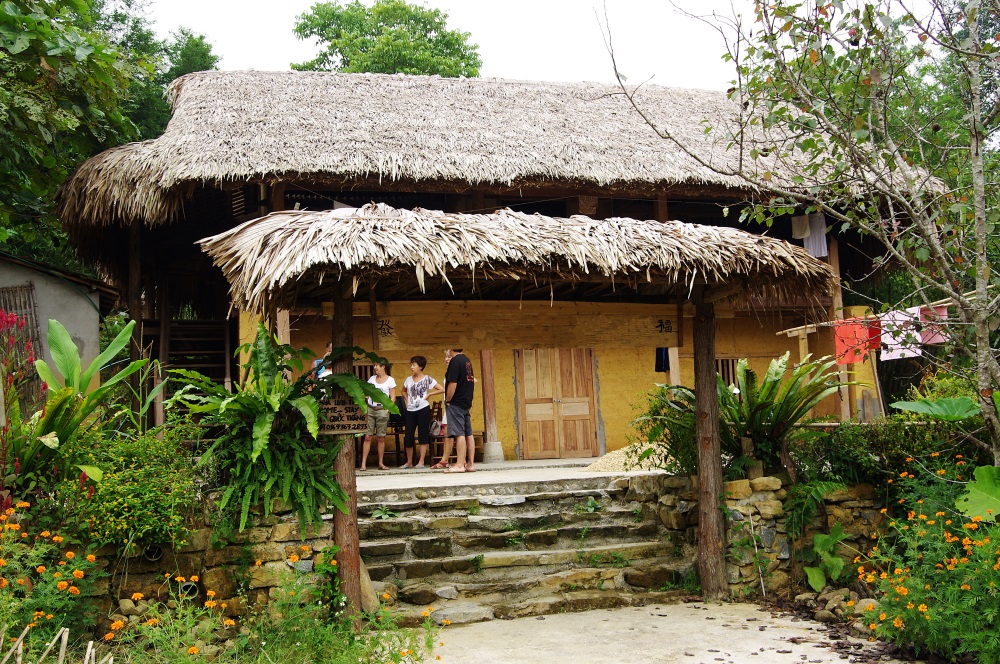 La maison traditionelle en terre battue de l'ethnie Dao