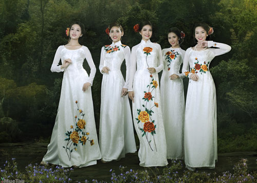 las estudiantes con ao dai