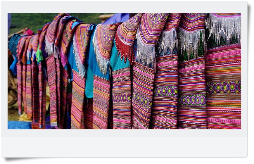 Tissue colorée de l'ethnie Hmong au marché CanCau
