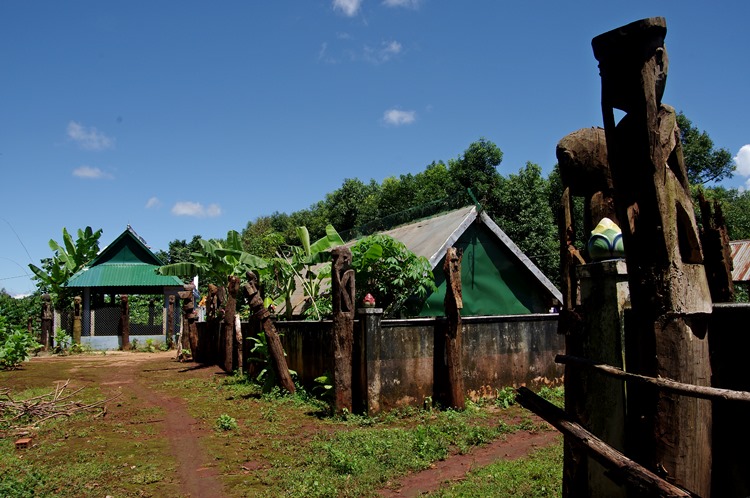 maison funeraille des Jarai a Pleicu