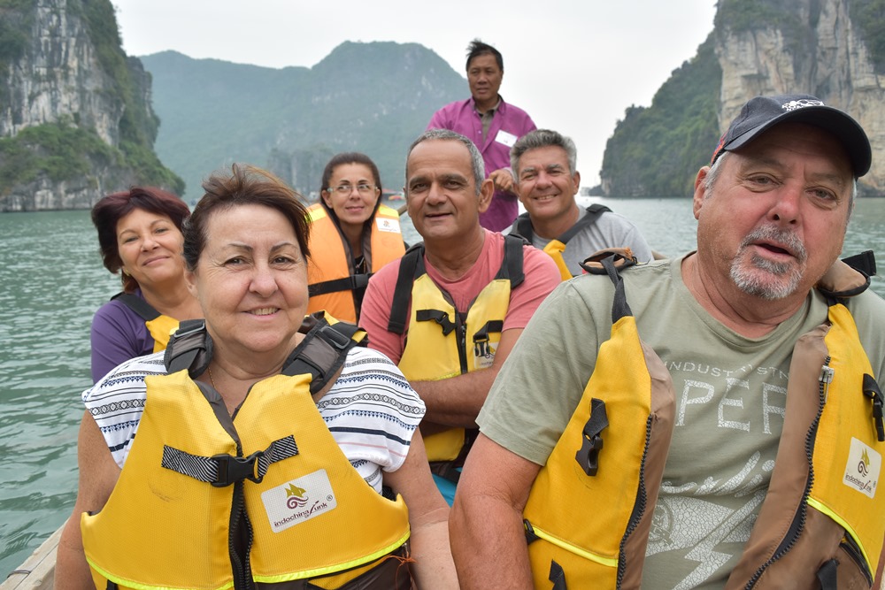 voyage au Vietnam, balade en barque dans la baie d'Halong