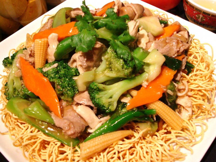Nouilles chinoises sautées avec viande et légumes