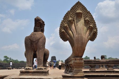 Statue de lion et serpent Naga a l'entree du temple Angkor Wat