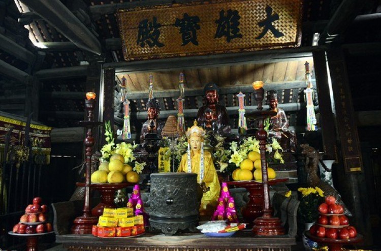 Les trois statues des bouddhas