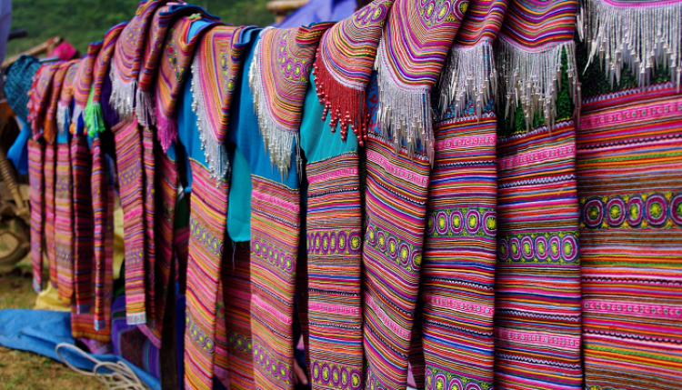 Puestos de ropa etnica tradicional