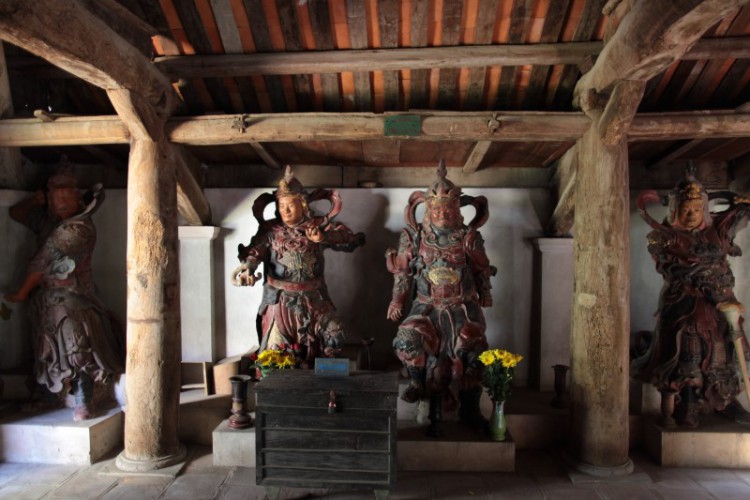 Statue des gardiens dans la pagode Mia
