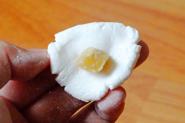 mettre un cube de sucre brun au centre du morceau de pate