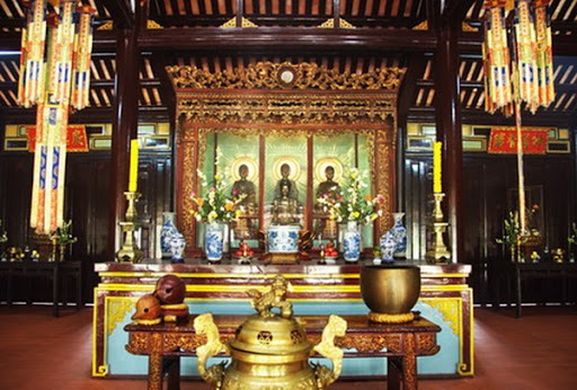 Autel dans le sanctuaire de Dai Hung