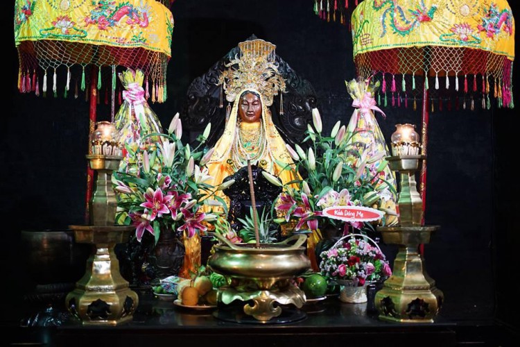 estatue Diosa al interior del templo