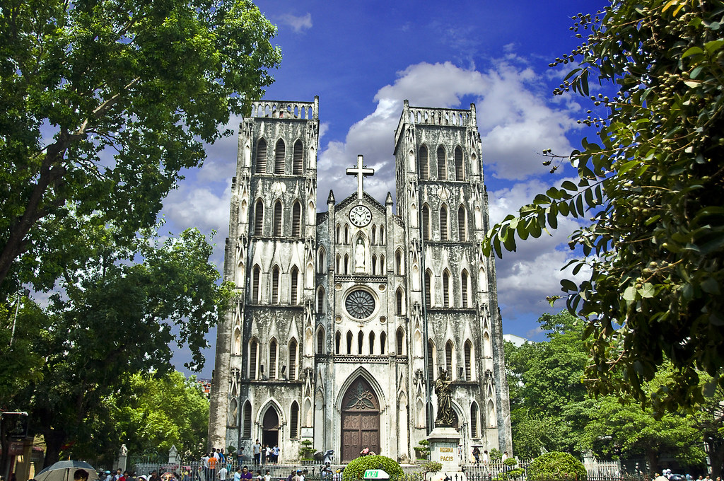 Façade de la cathédrale Saint Joseph à Hanoi