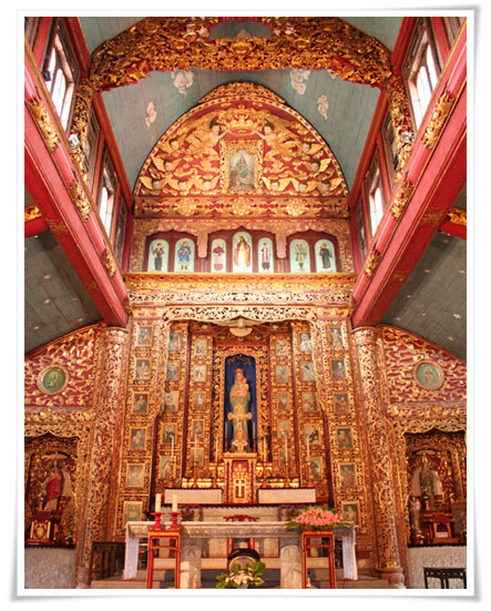 Retable en bois laqué et loré dans la cathédrale principale