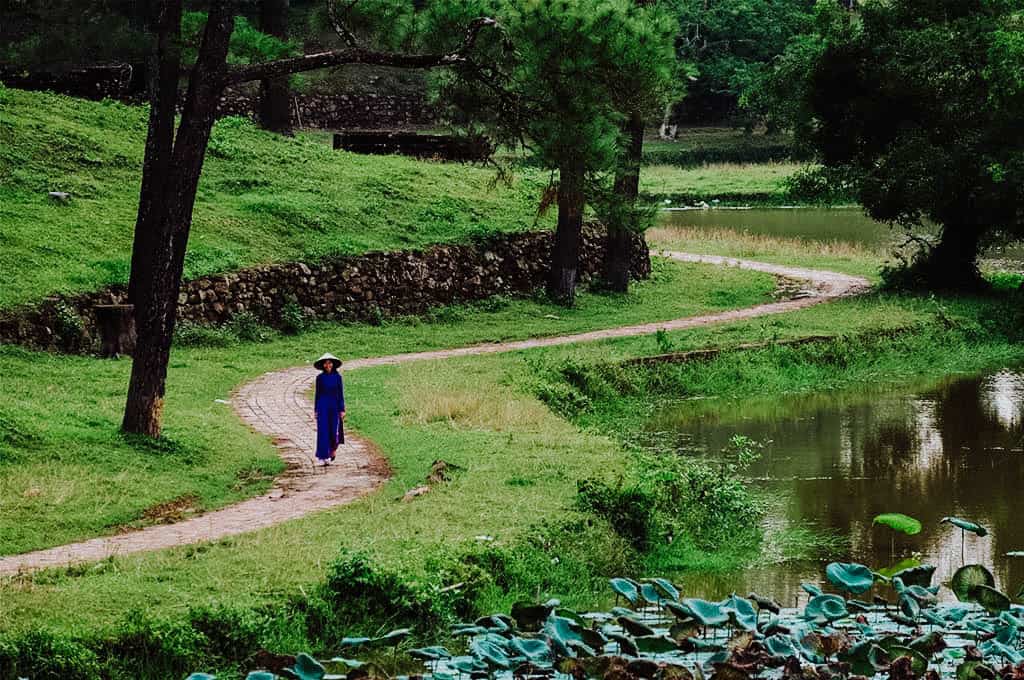 la chemin mène au mausolée de Gia Long