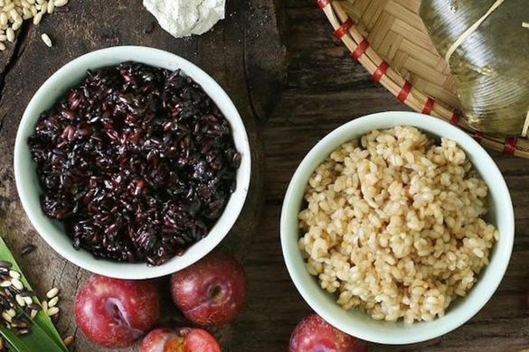 Riz gluant fermenté (du riz violet et du riz jaune)