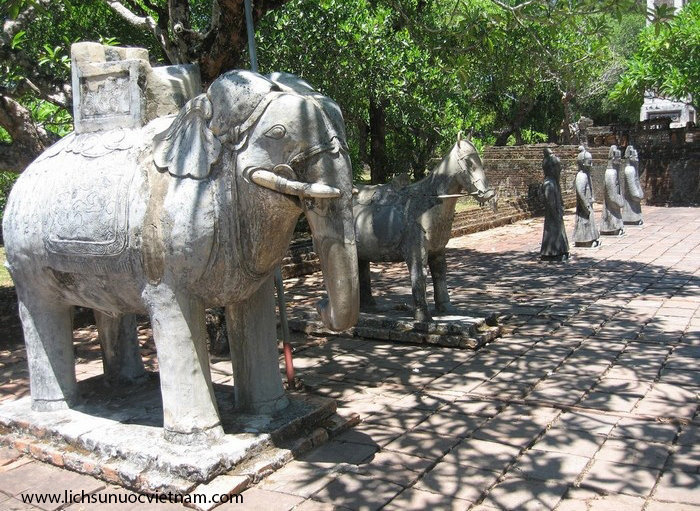 Statues en pierre de mandarins et leurs montures, des chevaux et des éléphants