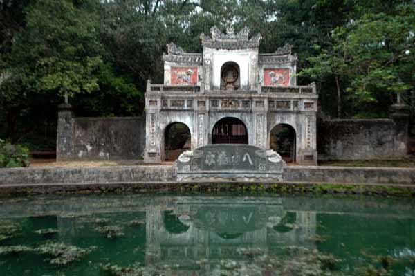 Trois portiques d’entrée de la pagode Tu Hieu