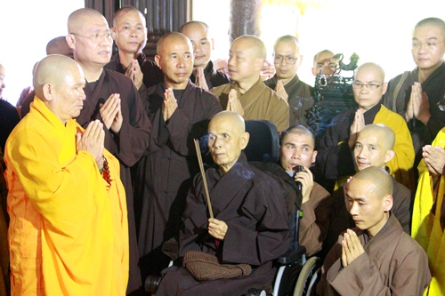 Vénérable Thich Nhat Hanh brûle des bâtonnets d’encens dans la pagode de Tu Hieu en 2018