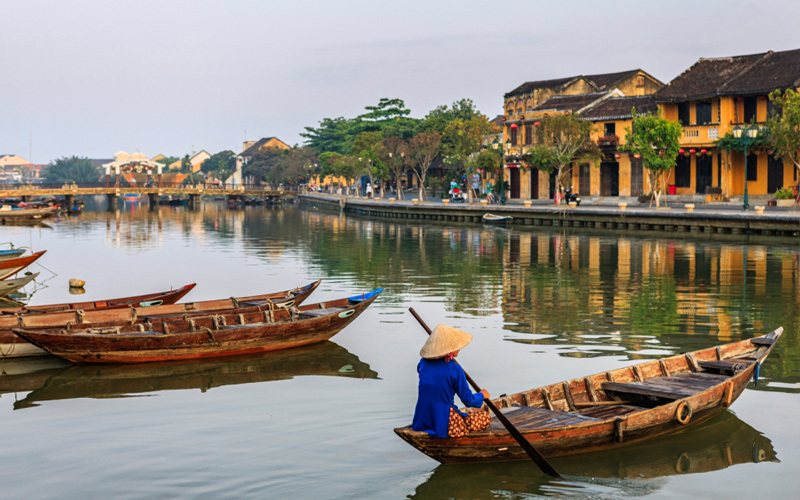 Sampans sur la rivière de Thu Bon