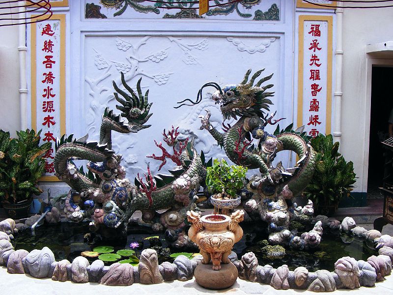 Statue du dragon dans la cour