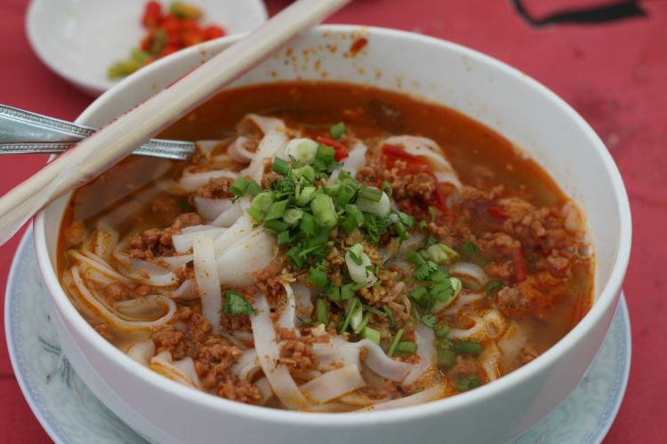 khao poon la soupe de nouilles fermentées