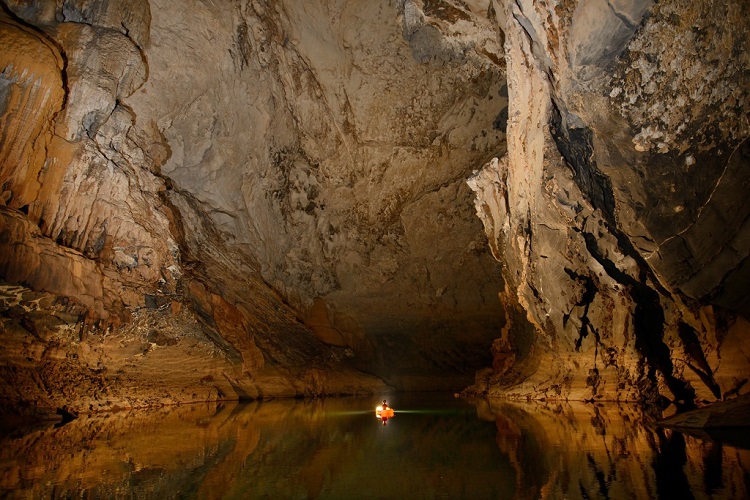 À l’intérieur de la grotte Tham Kong Lor