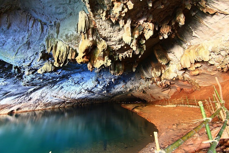 Des formations rocheuses de la grotte Kong Lor sont fascinantes