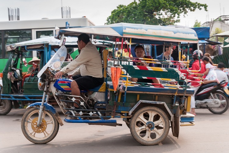 Tuk tuk – l’un des moyens de transport largement connus au Laos