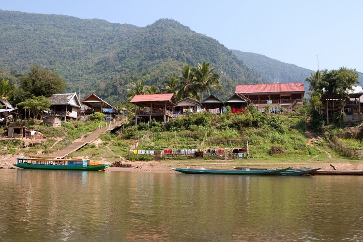 Bateau est un principal moyen de transport à Muang Ngoi