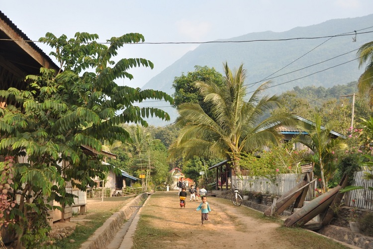 Les enfants de Muang Ngoi jouent ensemble dans le village