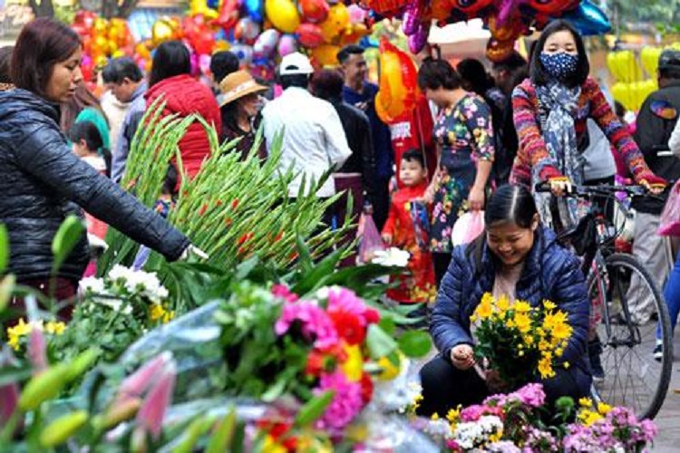 Les habitants à Hanoi fait du shopping avant le Têt