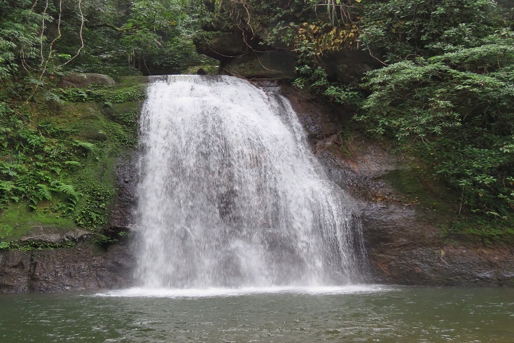 Cascade de Nam Kat dans la forêt de Phou Hiphi