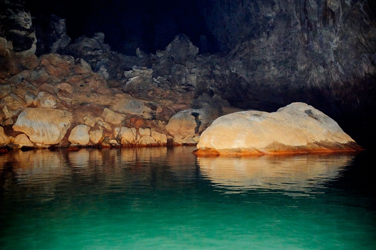 La grotte de Kong Lor est l'un des endroits à ne pas rater lors de votre voyage au Laos