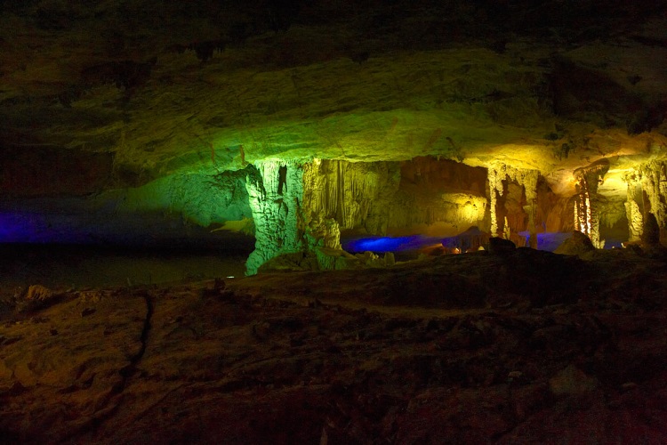 L'intérieur de la grotte de Kong Lor
