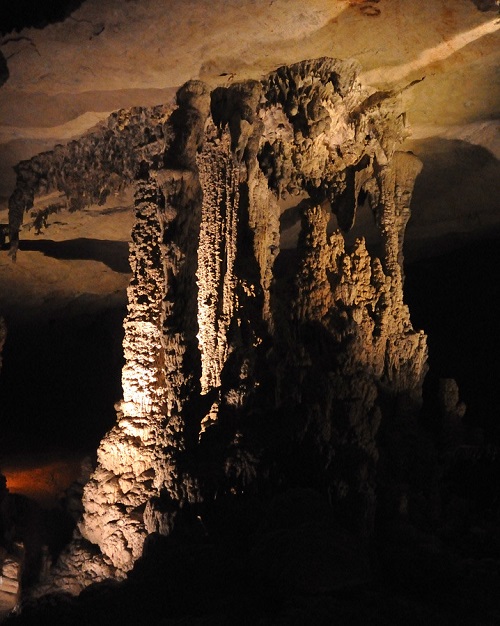 Stalactites et stalagmites dans la grotte de Kong Lor