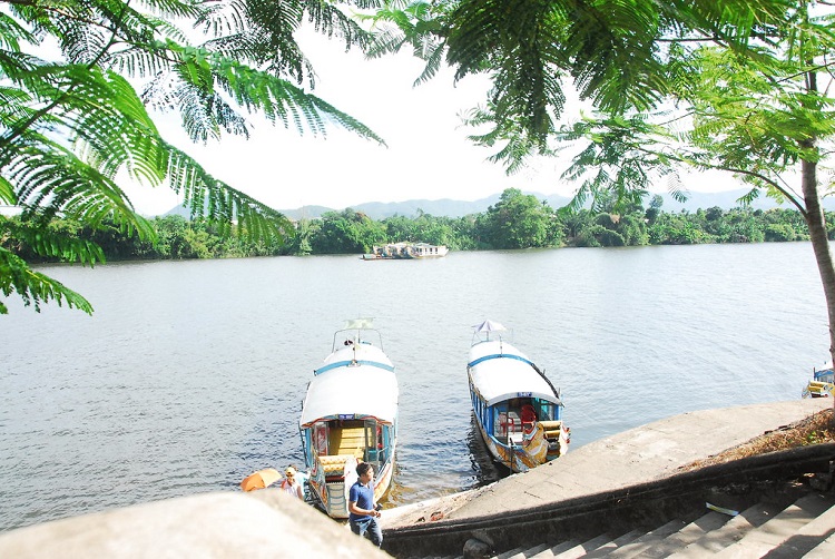 A boat trip on Perfum River