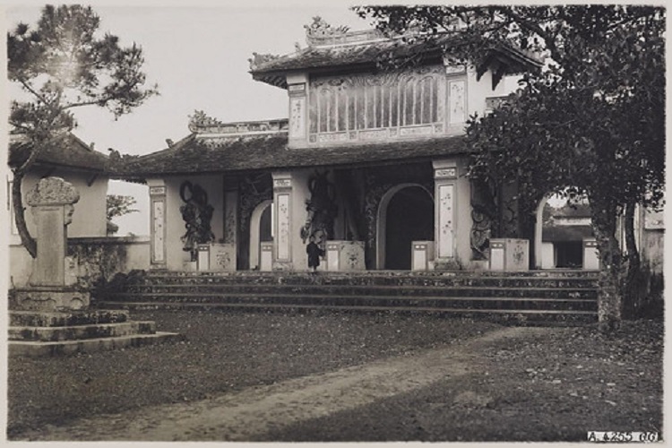 Triple gates (Tam Quan) of the Pagoda of Celestial Lady in 1927